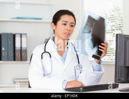 Schöner Blick auf eine Röntgenaufnahme Ärztin Stockfoto