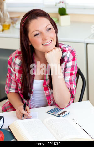 Nachdenkliche Schüler ihre Hausaufgaben zu Hause Stockfoto