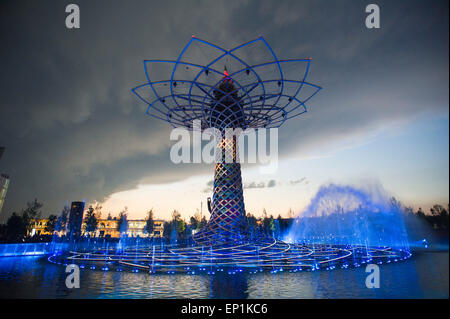 Italien Mailand Expo 2015 Baum des Lebens in den Abend. die Show wird ergänzt durch Musik und Beleuchtung Stockfoto