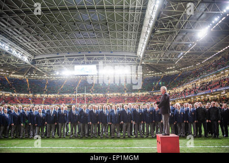 Fürstentum Stadion. Morriston Orpheus Männerchor singen die Fans vor dem Beginn der Rugby-spiel, Wales v Neuseeland. (Die alle Schwarzen Stockfoto