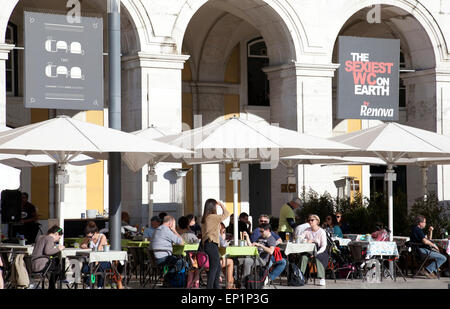 Cafés am Praça Comércio an sonnigen Frühlingstag - Lissabon Portugal Stockfoto