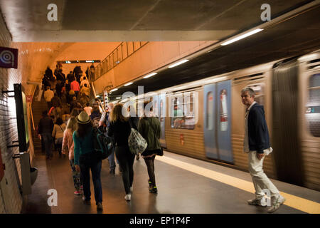 Menschen mit Metro am U-Bahnhof Baixa-Chiado in Lissabon - Portugal Stockfoto