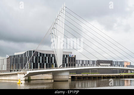 ITV Gebäude in Trafford Wharf, Salford Quays. Haus der TV-Soap Coronation Street. Die Media City Drehbrücke Stockfoto