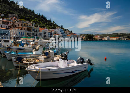 Boote in den Hafen von Gythio in Griechenland Stockfoto