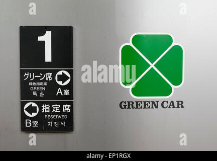 Melden Sie für Green Car Bahn, Hakata Station, Fukuoka, Japan an Stockfoto