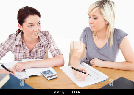 Wunderschöne Frauen, die ihre Hausaufgaben Stockfoto