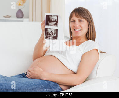 Nahaufnahme einer schwangeren Frau hält ihr Baby Ultraschalluntersuchung Stockfoto