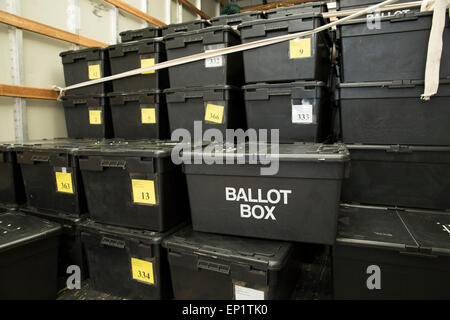 Wahlurnen an Sheldon Heath Gemeindezentrum bereit für die Abstimmung bei den allgemeinen Wahlen übermittelt werden Stockfoto