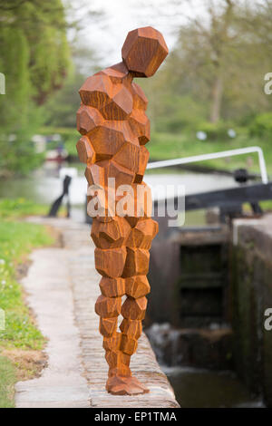 Eine neue Skulptur des Künstlers und Bildhauers Sir Antony Gormley wurde auf einem Warwickshire Kanal in Lowsonford vorgestellt. Stockfoto