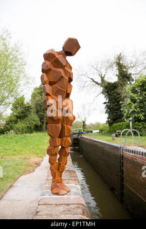 Eine neue Skulptur des Künstlers und Bildhauers Sir Antony Gormley wurde auf einem Warwickshire Kanal in Lowsonford vorgestellt. Stockfoto