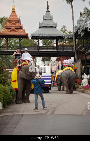 Touristen genießen Sie eine Fahrt auf einem Elefanten auf dem Gelände des berühmten Nong Nooch Gärten in Pattaya, Thailand Stockfoto