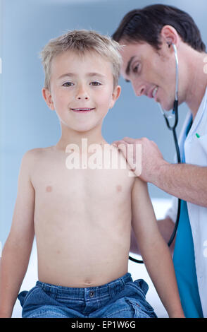 Lächelnd Artbestimmung ein Kind mit Stethoskop Stockfoto