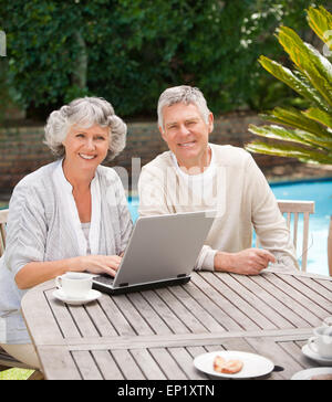 Ehepaar im Ruhestand auf ihrem Laptop arbeiten Stockfoto