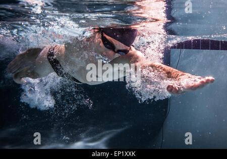 Unterwasser-Aufnahme eines Mannes in einem Pool schwimmen Stockfoto