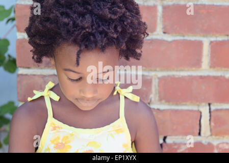 Porträt eines afroamerikanischen Mädchen auf der Suche nach unten Stockfoto