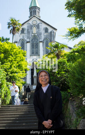 Nonne außerhalb Oura katholische Kirche in Nagasaki, Japan Stockfoto