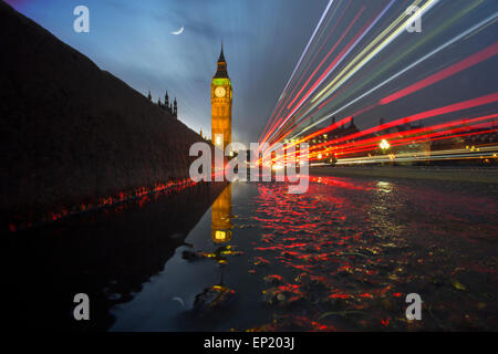 Lichtspuren in Westminster Bridge mit Big Ben im Hintergrund, London, UK Stockfoto