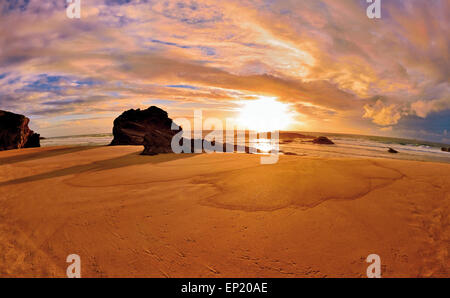 Portugal, Alentejo: Malerischen Sonnenuntergang am Naturstrand in Porto Covo Stockfoto