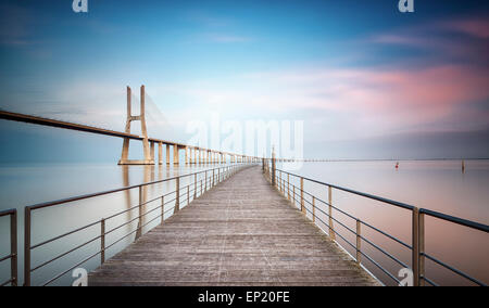 Sonnenuntergang am Vasco da Gama Brücke, Lissabon, Portugal Stockfoto