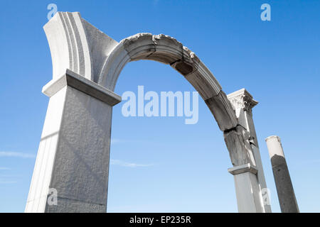 Säulen und Bögen, Portikus Fragment auf blauen Himmelshintergrund, ruiniert römischen Tempel in Smyrna. Izmir, Türkei Stockfoto