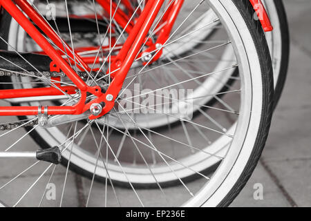 Geparkten roten Straße Fahrräder zu vermieten, Hinterräder Fragment, selektiven Fokus mit flachen DOF Stockfoto