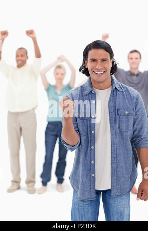Große Nahaufnahme eines Mannes ballte seine Hand mit Menschen, die ihre Arme Stockfoto