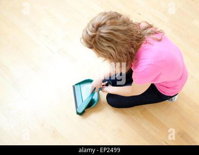 Blonde Frau, die Hausarbeit Stockfoto