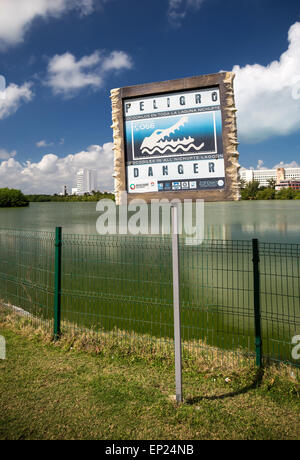 Cancún, Mexiko - 3. Februar 2015: Krokodile Warnzeichen auf der Lagune Nichupte in Cancun Stockfoto