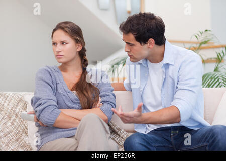 Ernst Frau wird wütend auf ihren Freund Stockfoto