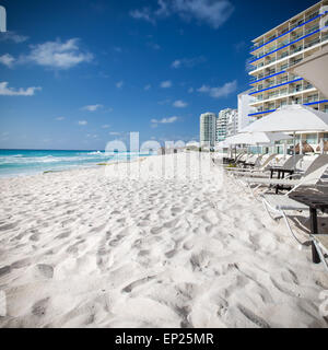 Karibik-Strand mit Sonnenschirmen und Betten. Urlaub-Konzept Stockfoto