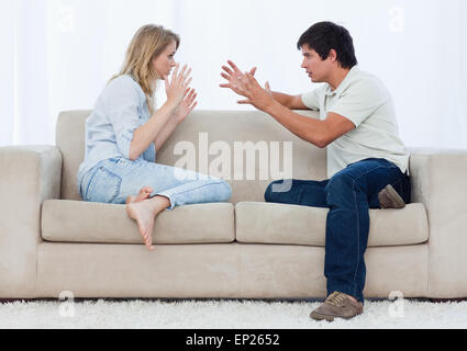 Ein paar sitzt auf einer Couch haben ein argument Stockfoto