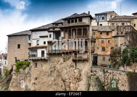 Blick über die Schlucht, die wenigen verbleibenden Casas Colgados (hängenden Häuser) in der Altstadt von Cuenca in Castilla La Mancha, Spanien Stockfoto