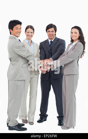 Lächelnde Businessteam setzen Sie ihre Hände zusammen Stockfoto