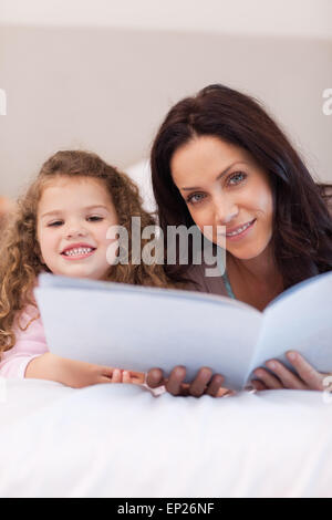 Mutter und Tochter zusammen lesen Gutenachtgeschichten Stockfoto