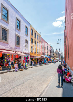 Mexiko-Stadt, Mexiko - 29. April 2014: Einheimische und Touristen in den Straßen der Innenstadt Zocalo in Mexico City, Mexiko. Stockfoto