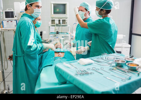 Chirurg, Betrieb ein Uncounscious Patienten im OP-Saal Stockfoto