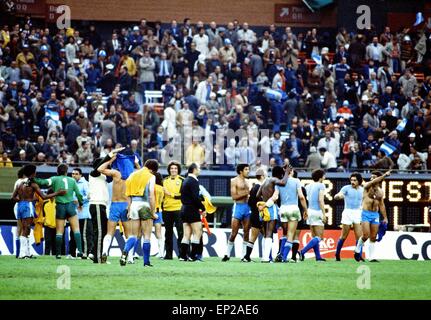 Brasilien / Italien, dritter Stelle übereinstimmen, 1978 FIFA World Cup, Estadio Monumental, Buenos Aires, Argentinien, 24. Juni 1978. Endstand: Brasilien 2: 1 Italien. Spieler tauschen Hemden am Ende des Spiels. Dino Zoff (Bild links). Stockfoto