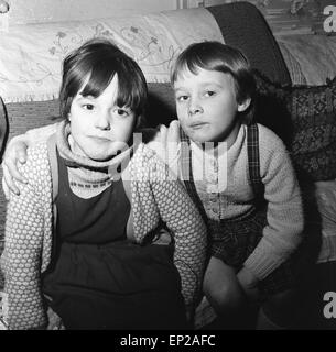 Susan Cornish (l) und Cindy Hellpe (r), Kinder, die von Norma Bell und Mary Bell, angegriffen wurden abgebildet 18. Dezember 1968. Stockfoto