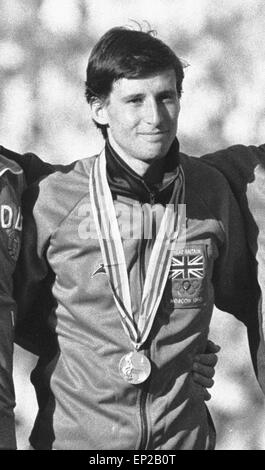 Seb Coe Gewinner des 1500 Meter bei den 1980 Moskau Olympischen Spielen hier mit JŸrgen Straub (links) und Steve Ovett (rechts) während der Siegerehrung am Olympiastadion gesehen. 1. August 1980 Stockfoto