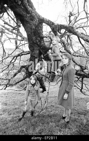 Lady Lucan entfremdete Frau von Lord Lucan abgebildet mit Kindern Lady Frances (10) und Lord Bingham - George - (7) auf dem Gelände geheimes Versteck in Cornwall 19. November 1974 abgebildet. Richard John Bingham 7th Earl of Lucan im Volksmund bekannt als Lord Lucan britischer Peer, der in den frühen Morgenstunden des 8. November 1974 verschwand nach der Ermordung von Sandra Rivett seine Kinder Kindermädchen am Vorabend. Es wurde keine bestätigte Sichtung von ihm seitdem. Am 19. Juni 1975 eine Leichenschau Jury benannt Lucan als den Mörder von Sandra Rivett. Er wurde am 11. Dezember Verstorbenen in Kammern vorausgesetzt. Stockfoto