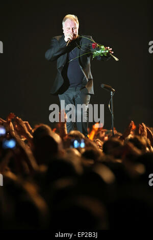 Deutscher Sänger Herbert Groenemeyer führt auf der Bühne bei seinem ersten Konzert seiner aktuellen Tournee in Chemnitz, Deutschland, 12. Mai 2015. Grönemeyer präsentiert seine "Dauernd Jetzt" (wörtl. immer) Tour mit 28 Konzerte in Deutschland, Österreich, der Schweiz und den Niederlanden. Foto: Jan Woitas/dpa Stockfoto