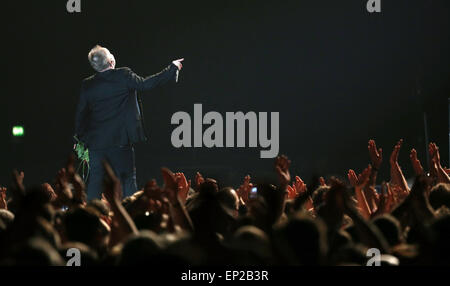 Deutscher Sänger Herbert Groenemeyer führt auf der Bühne bei seinem ersten Konzert seiner aktuellen Tournee in Chemnitz, Deutschland, 12. Mai 2015. Grönemeyer präsentiert seine "Dauernd Jetzt" (wörtl. immer) Tour mit 28 Konzerte in Deutschland, Österreich, der Schweiz und den Niederlanden. Foto: Jan Woitas/dpa Stockfoto