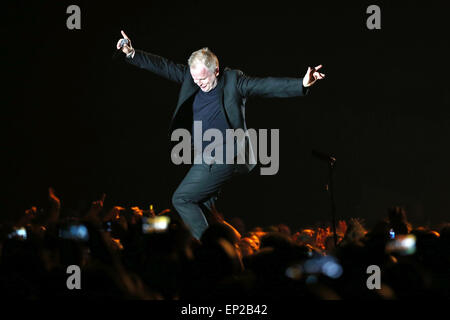 Deutscher Sänger Herbert Groenemeyer führt auf der Bühne bei seinem ersten Konzert seiner aktuellen Tournee in Chemnitz, Deutschland, 12. Mai 2015. Grönemeyer präsentiert seine "Dauernd Jetzt" (wörtl. immer) Tour mit 28 Konzerte in Deutschland, Österreich, der Schweiz und den Niederlanden. Foto: Jan Woitas/dpa Stockfoto