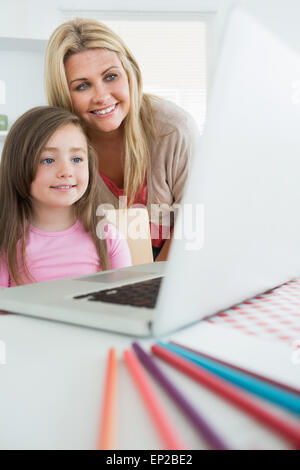Mutter Tochter Laptop schauen hinter Stockfoto