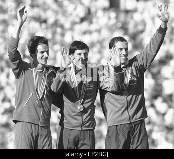 Seb Coe Gewinner des 1500 Meter bei den 1980 Moskau Olympischen Spielen hier mit JŸrgen Straub (links) und Steve Ovett (rechts) während der Siegerehrung am Olympiastadion gesehen. 1. August 1980 Stockfoto