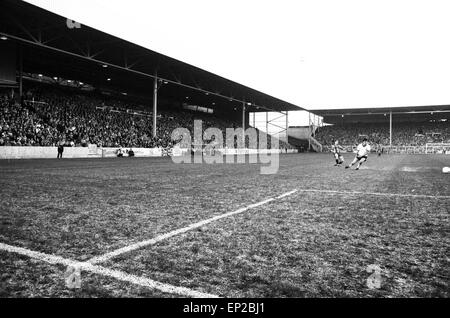 Neuer Stand auf der Valley-Parade, Heimat von Bradford City FC ist mit ein Exhibition-Match gegen ein England internationale XI, 14. Dezember 1986 wiedereröffnet. Stockfoto