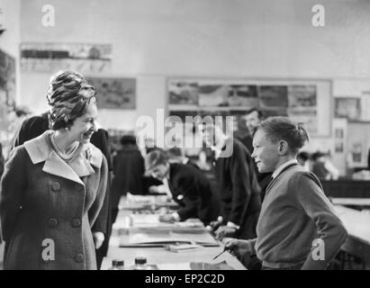 Die Königin besucht Manchester, 15. März 1965. Schülerinnen und Schüler. Stockfoto