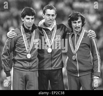 Steve Ovett Gewinner des 800 Meter der Olympiade 1980 Moskau während der Siegerehrung am Olympiastadion hier mit Seb Coe (links) und Nikolai Kirov (rechts) zu sehen. 26. Juli 1980 Stockfoto