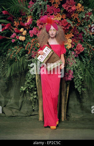 Elizabeth Jagger, Tochter von Mick Jagger und Jerry Hall, tragen eine heiße Fuchsia pink dress mit einer übergroßen Orchidee im Haar, wie sie ihr Londoner Laufsteg Debüt bei Vivienne Westwood Red Label zur London Fashion Week zu zeigen macht. 27. September 1998. Stockfoto