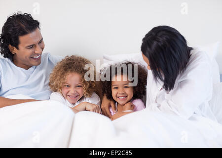 Familie Spaß im Schlafzimmer Stockfoto